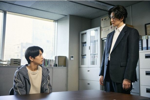 真(岡田将生)は自首してきた青年・成田(齋藤潤)の目的がわからず困惑する