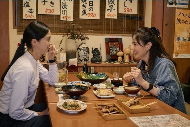 すっかり仲良くなり2人で飲みに行く詩織(中条あやみ)と晴子(井川遥)