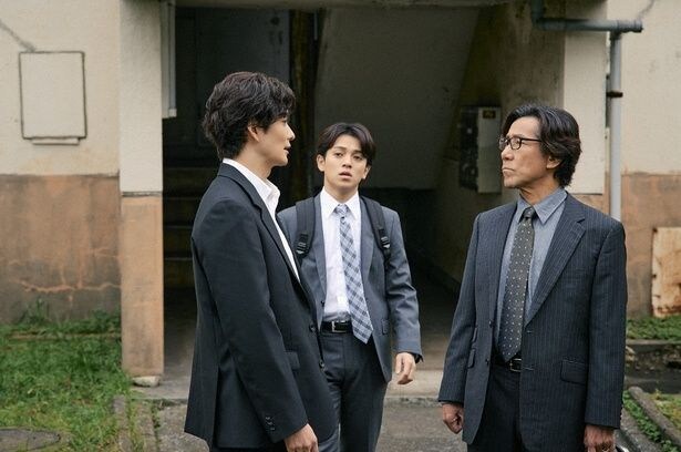 捜査のため成田(齋藤潤)が住む団地を訪れた真(岡田将生)、小池(岸谷五朗)、石坂(宮近海斗)