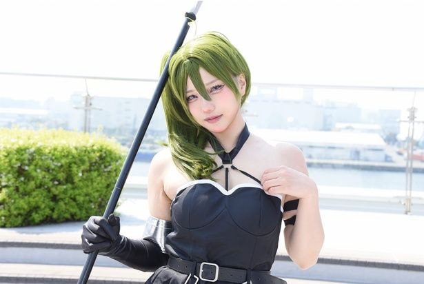 むちむちボディーの「葬送のフリーレン」“ユーベル”コスプレ…橘あさひ「万全の日焼け対策で撮影を満喫」<AnimeJapan>