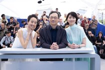 松たか子＆石橋静河のフォトコールに現地カメラマンから歓声＜カンヌ国際映画祭＞