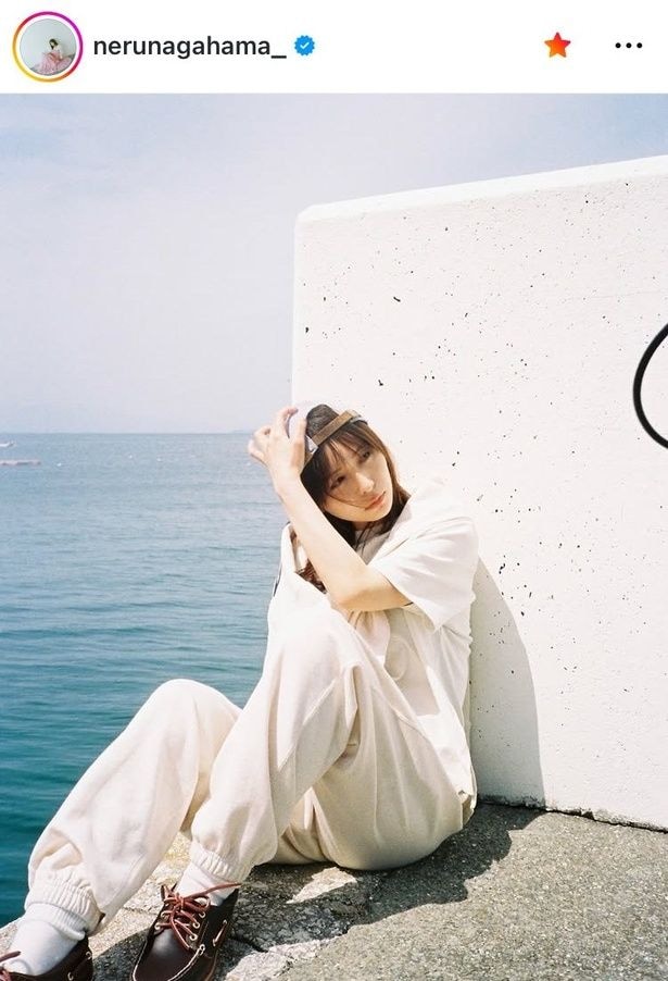 【写真】長濱ねる、“自然体の美しさ”が際立つ海辺の座り姿