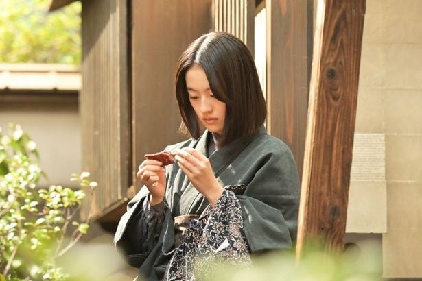 直美(上坂樹里)はいつも身に着けているお守りの中身を見る