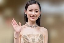 青い海に弾ける笑顔が映画のヒロイン…泉里香、爽やかすぎる旅カットに「かわい過ぎ」「天使みたい」