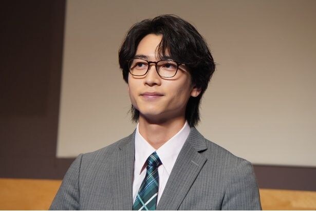 庄司浩平、全力の“命”ポーズするオフショットに「このアクスタが欲しいw」の声＜余命3ヶ月のサレ夫＞