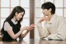 ドラマから飛び出してきたよう　IUとビョン・ウソクのツーショット＆メイキング公開＜21世紀の大君夫人＞