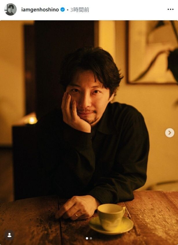 【写真】口ひげが印象的な星野源、頬杖をつきながらカメラを見つめる姿