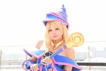 メリハリボディーの「遊☆戯☆王」“ブラック・マジシャン・ガール”コスプレ「特徴的なメークにこだわり」＜AnimeJapan＞