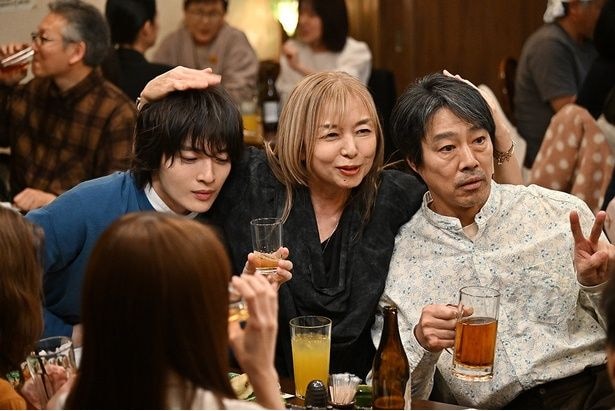 堤真一“伍鉄”と玉森裕太“昊”の戸惑いと葛藤「昊はあなたの息子です」　有村架純“人香”を取り巻く三角関係が加速＜ＧＩＦＴ＞