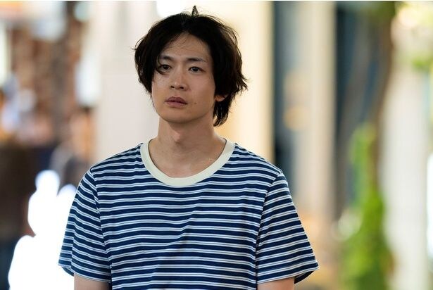 田島(松下洸平)は親友・倉持(山崎賢人)を殺したいと願う青年