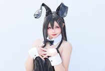 バニースーツの「青春ブタ野郎」“桜島麻衣”コスプレイヤー「自作で用意したうさぎ型ヘアピンにも注目」＜AnimeJapan＞