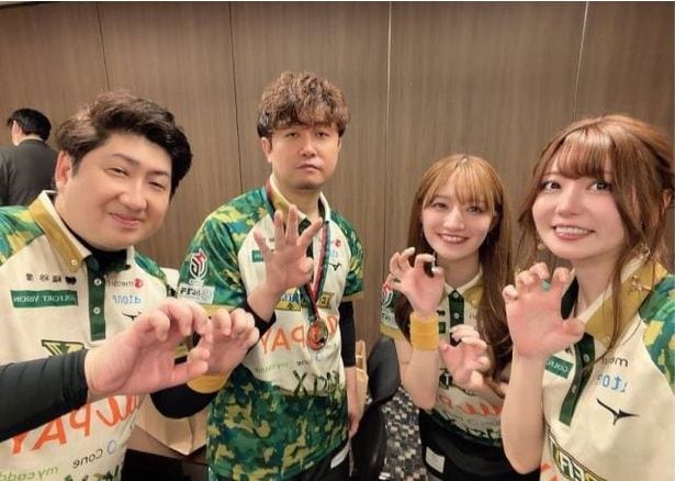 【写真】中田花奈、Mリーグ・BEAST Xのメンバーと仲良しオフショット