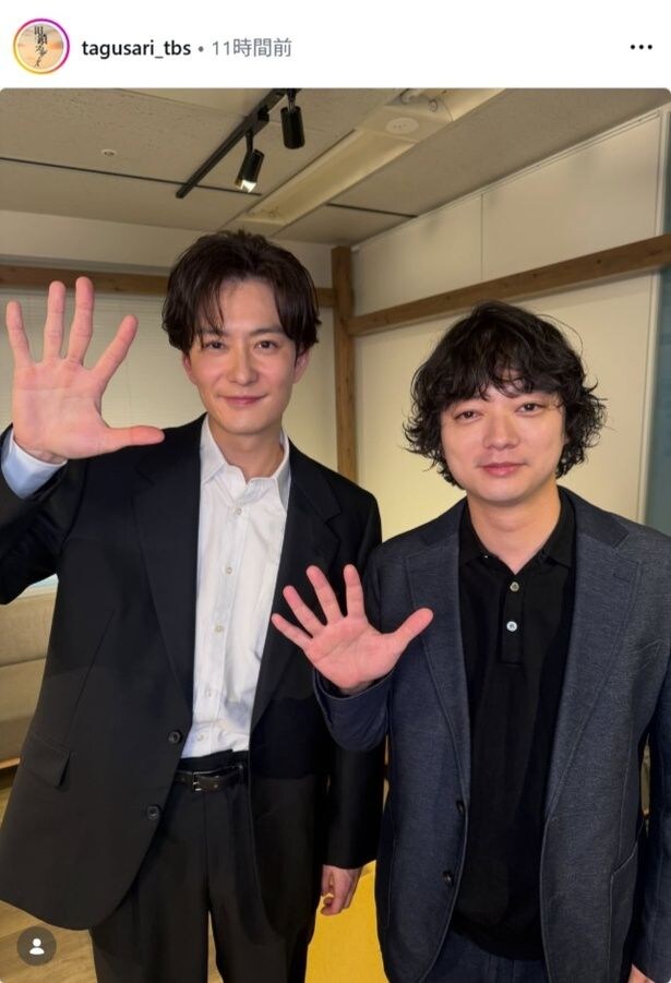【写真】岡田将生＆染谷将太、笑顔で“5”のポーズ