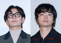 岡田将生＆染谷将太、仲良く並んで“5”のポーズで笑顔のオフショ　「かわいい兄弟」の声＜田鎖ブラザーズ＞