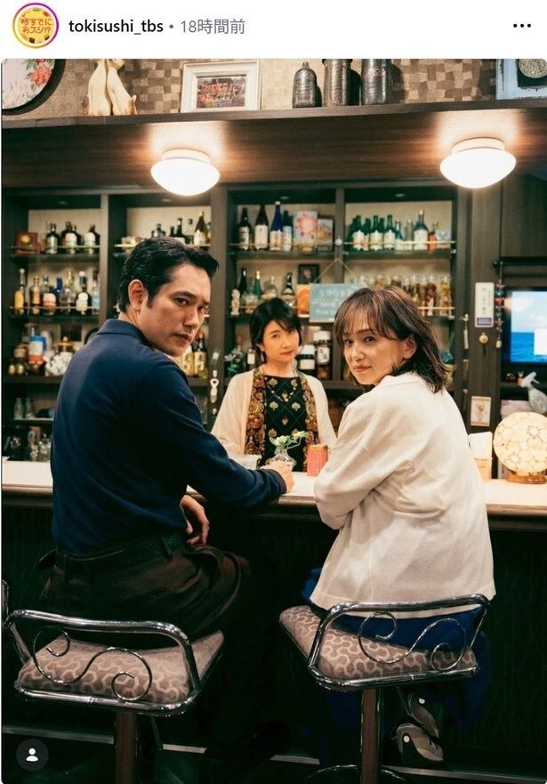 【写真】永作博美&松山ケンイチ、大人な雰囲気のカラオケスナックでリラックスショット