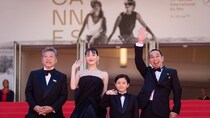 綾瀬はるか、デコルテ際立つバレンシアガのドレスでレッドカーペットに登場＜カンヌ国際映画祭＞