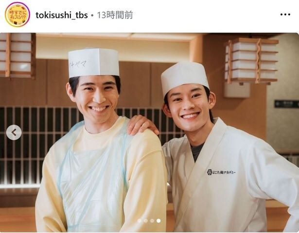 【写真】山時聡真が中沢元紀の肩に手を置き笑顔を浮かべるオフショット