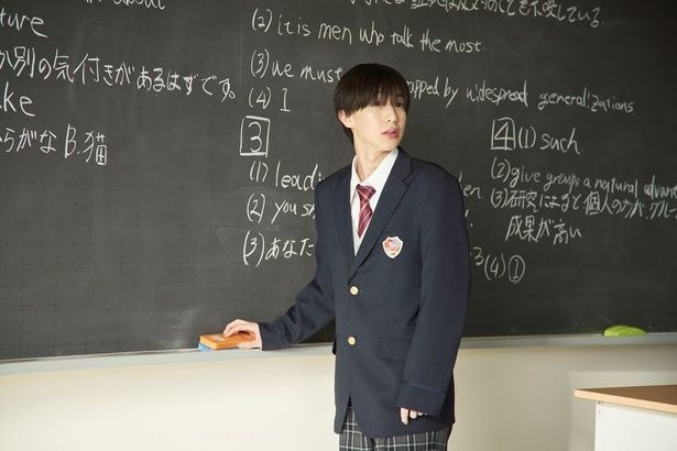 永岡蓮王、山口くん(高橋恭平)のクラスメイトとして教室に佇むシーン