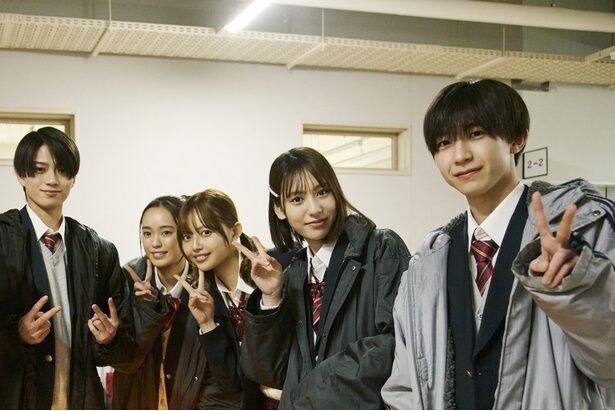 永岡蓮王、クラスメイト役の共演者たちと仲睦まじいショット