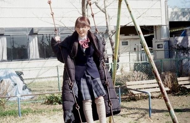 【写真】与田祐希、制服を着てブランコに乗る“青春”ショット公開