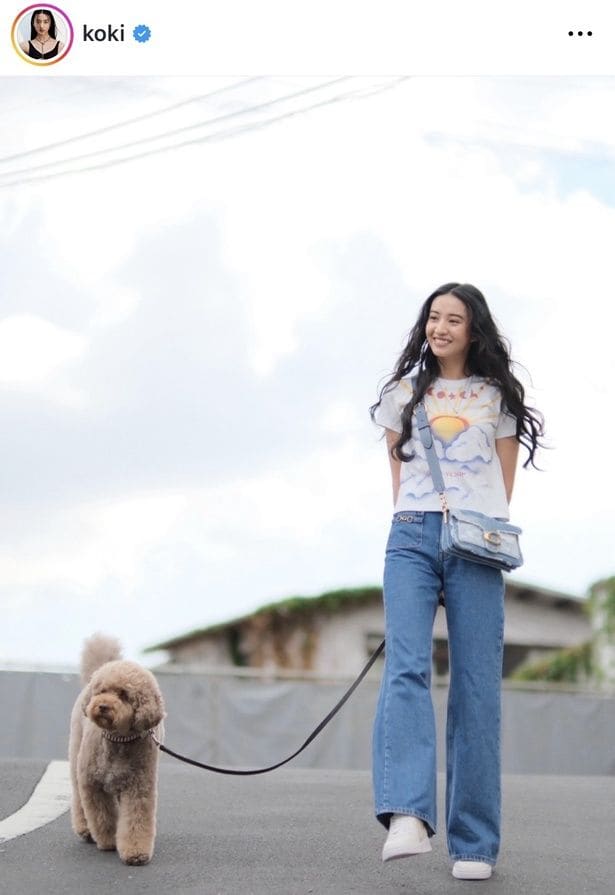 【写真】Koki,9頭身スタイル際立つデニムコーデで愛犬とお散歩