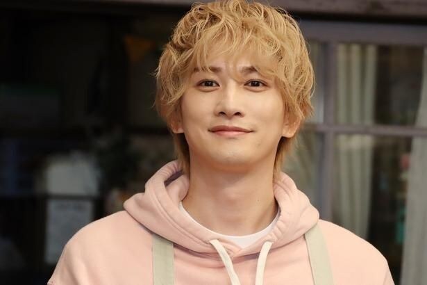 町田啓太、子どもたちにシールを貼られて「遊ばれてる〜」姿に「微笑ましすぎ」の声＜タツキ先生は甘すぎる！＞