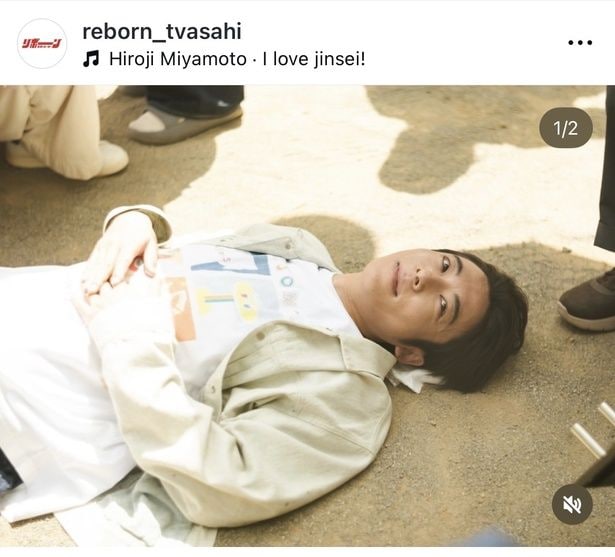 【写真】突如、倒れた高橋一生「にっこり」微笑む撮影裏ショット