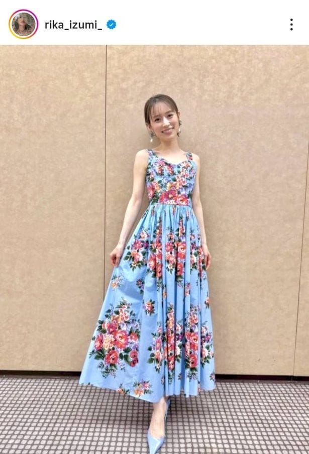 【写真】泉里香、色鮮やかな花柄ワンピースのスマイルショット