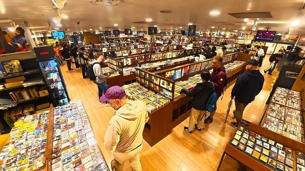 棚にぎっしりと並ぶアナログレコードを真剣に掘り下げる、国内外から訪れた音楽ファンたち