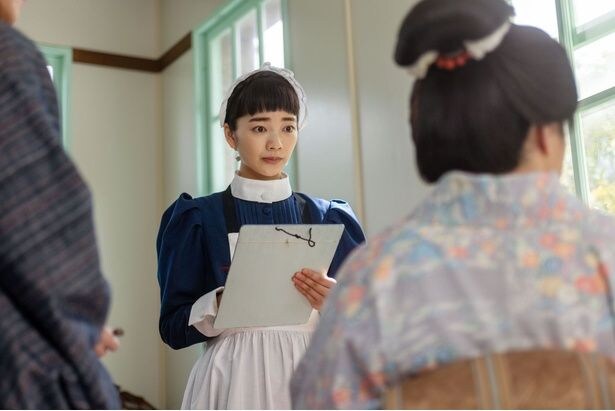 千佳子(仲間由紀恵)に体調を問い拒絶されるりん(見上愛)