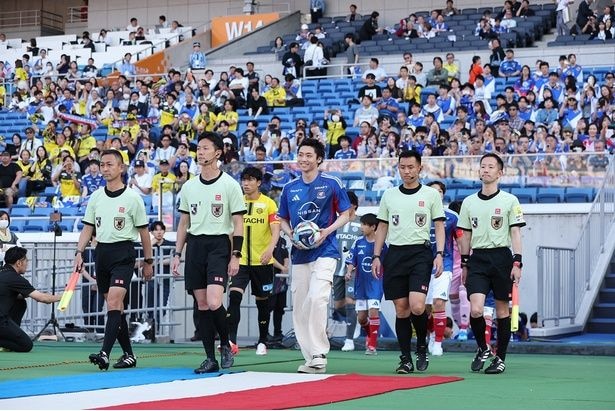 Jリーグ「横浜F・マリノス」レフェリーエスコートより