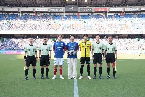 Jリーグ「横浜F・マリノス」レフェリーエスコートより