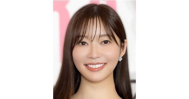 美白際立つ水色のタンクトップ…指原莉乃、ジーンズにキャップのカジュアルコーデに「夏っぽくさわやか」の声