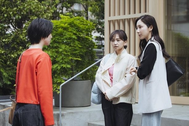 みなと(永作博美)と胡桃(ファーストサマーウイカ)に声をかける澪(土居志央梨)