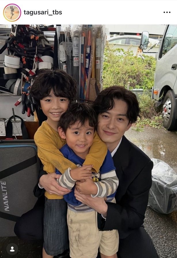 【写真】岡田将生、自身の幼少期を演じる子供たちと密着ハグショット