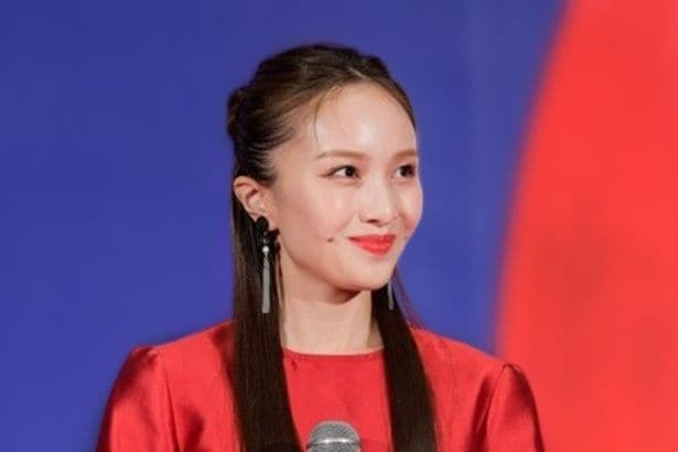 18周年バルーンにきらきら笑顔…ももクロ・百田夏菜子、4人の記念カットに「一生ついていく」と反響