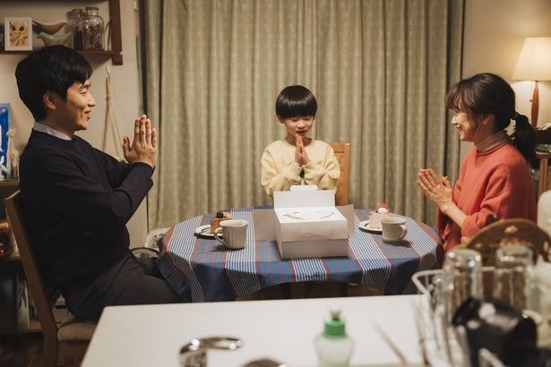 家族3人でケーキを食べる暖かなシーン