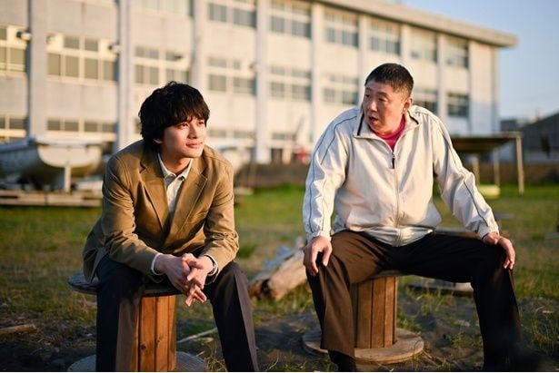 教師として語り合う朝野(北村匠海)と黒瀬(荒川良々)