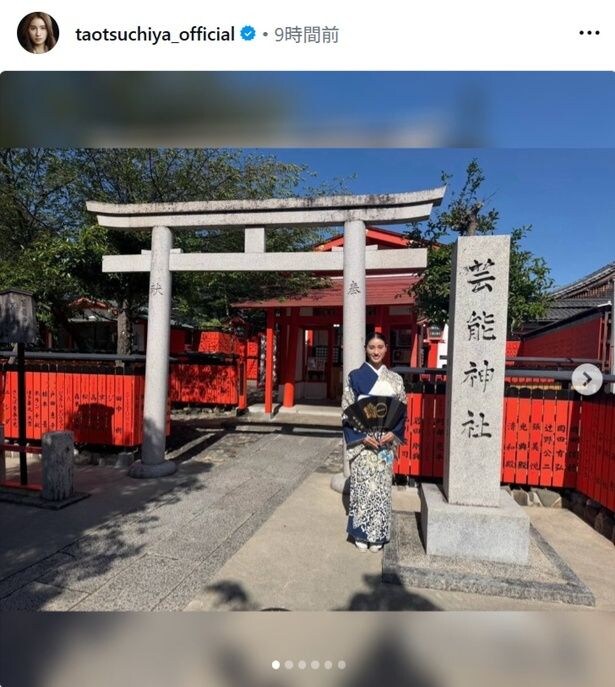 【写真】土屋太鳳、車折神社の前で紺色をベースとした着物姿で佇むショット