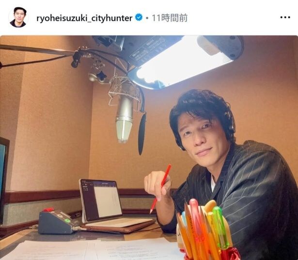 【写真】ヘッドホンを着け、マイク前に座ってナレーション中の鈴木亮平
