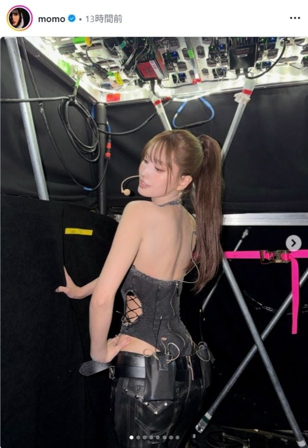 【写真】TWICE・モモ、背中を魅せるようにした振り向きショット