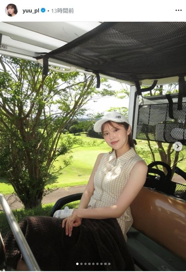 【写真】“ゴルフ女子”な鈴木ゆうか、ノースリーブシャツでゴルフカートに乗る姿