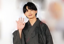 草川直弥が差し入れクレープに笑顔　“スイーツ男子”なオフショットに「予想外すぎる」の声＜未解決の女＞