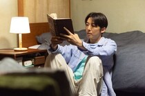 高橋一生“英人”、坪倉由幸“一萬田”や商店街を背負って“未来の記憶”を使い競馬を予想することに＜リボーン ～最後のヒーロー～＞