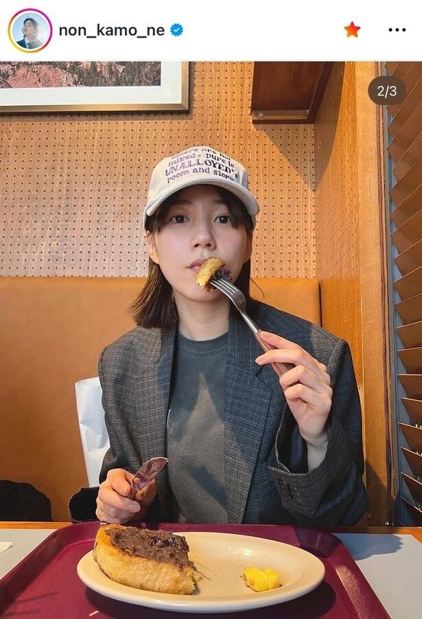 【写真】あんバタートーストを口元へ…のん、“休日”で私服カジュアルのキュート姿
