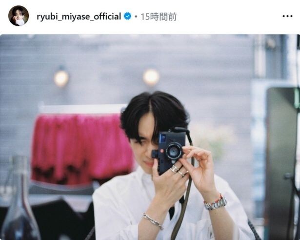 【写真】宮世琉弥、ファインダーをのぞき込む姿が格好良い…