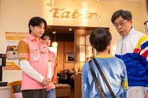 中島健人“三彦”らはコンビニ嫌いの光石研“多喜二”と小学生の交流を見守る＜コンビニ兄弟＞
