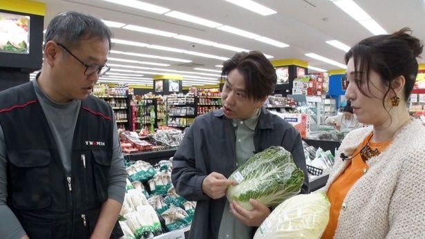 韓国で白菜の高騰について取材する野々村友紀子と川谷修士夫妻