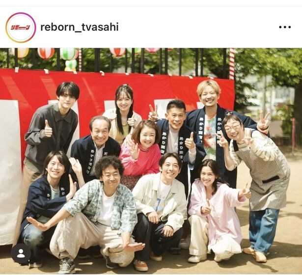 【写真】高橋一生＆中村あんら、商店街メンバーが集合！身を寄せ合う仲良しショット