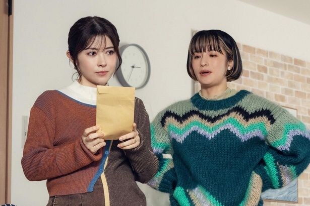 アサ(宮澤エマ)と自宅の荷物回収にやって来た雪乃(皆本麻帆)
